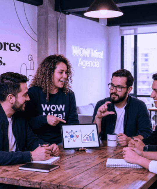 Imagen horizontal 16:9 que muestra un mapa visual de conexión comunitaria. En primer plano, perfiles destacados con iconos de fuego bajo el título "Fanáticos" y el logo de WOW Mira! Agencia, contrastando con una multitud de "Seguidores" al fondo. Ilustración conceptual para la nota 'De seguidores a fanáticos: Guía para construir comunidades en redes sociales'.